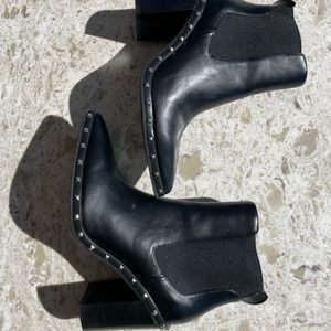 Dodger Chelsea Black Pointed Toe Boots.